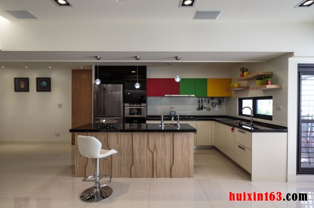 small-urban-apartment-with-synthetic-saturated-style-9-thumb-630xauto-42270