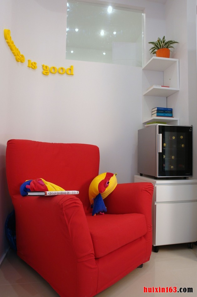 colour-decorating-ideas-for-a-dream-apartment-in- budapest-4-rose-chair-thumb-630x945-15135